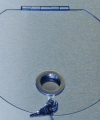 Detailbild Scharnierband und runder Muschelgriff